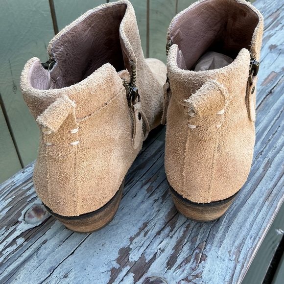 Vince Camuto Booties Double Zipper Women Size 8.5M Tan Suede Upper - Picture 6 of 7